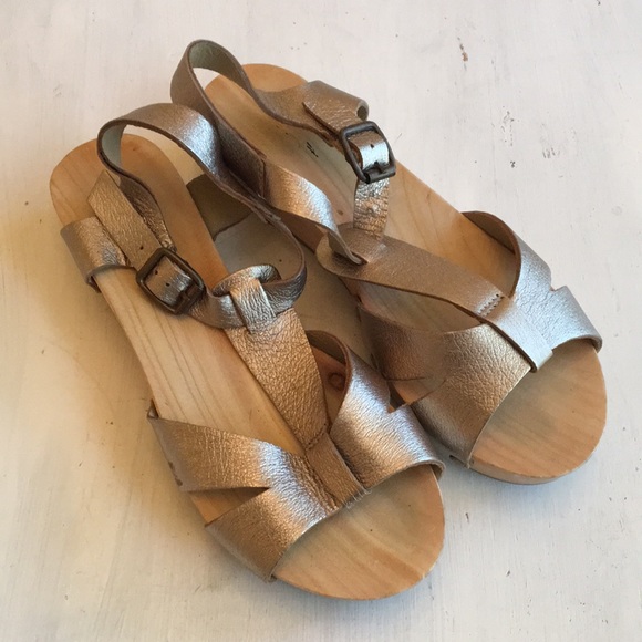 Ecote Shoes - Gorgeous gold wooden clogs